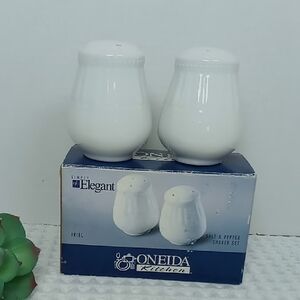 NIB Oneida Kitchen Simply Elegant "Ariel" White Stoneware Salt/Pepper Shakers